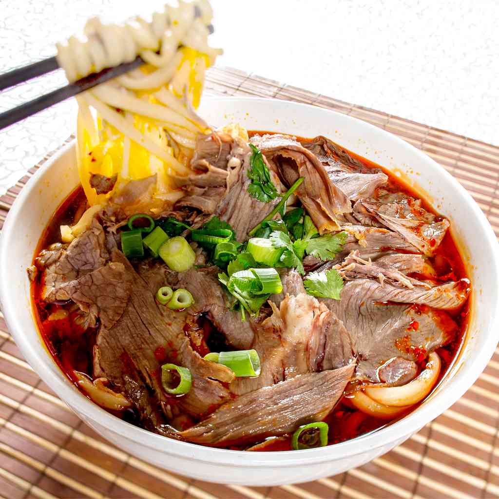 Hot & Sour Soup Noodle with Beef · 牛肉酸辣面